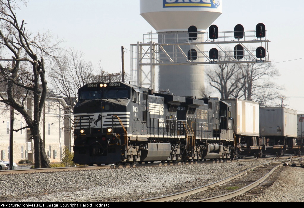 NS 9013 leads train 218 southbound past the signals at Aycock